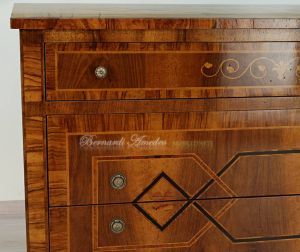 Riproduzione di mobile cassettiera in stile neoclassico costruito artigianalmente in legno massello e intarsiato in noce e ulivo
